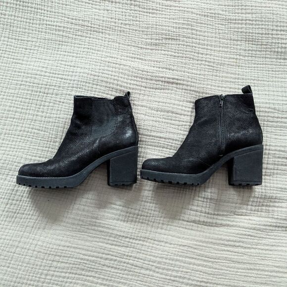 Vagabond black pebbled textured leather Grace lug heeled chunky ankle boots - Picture 3 of 7